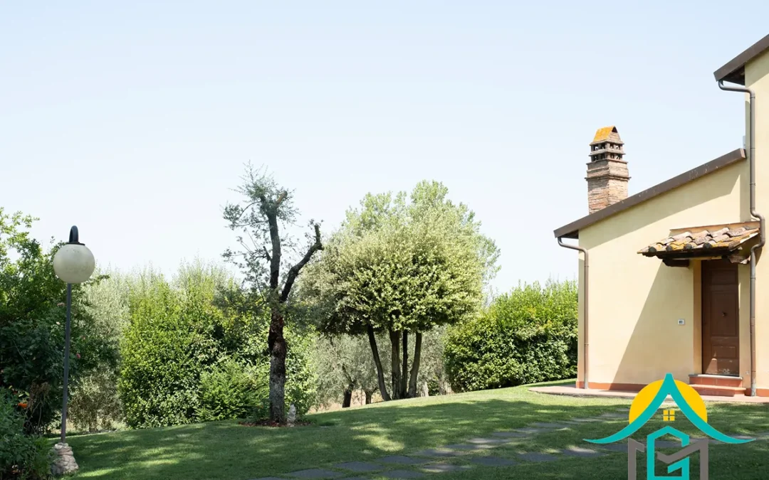 BILOCALE CON GIARDINO E POSTO AUTO – INGRESSO AUTONOMO IN VILLETTA BIFAMILIARE LIBERO SU TRE LATI IN VENDITA A EMPOLI